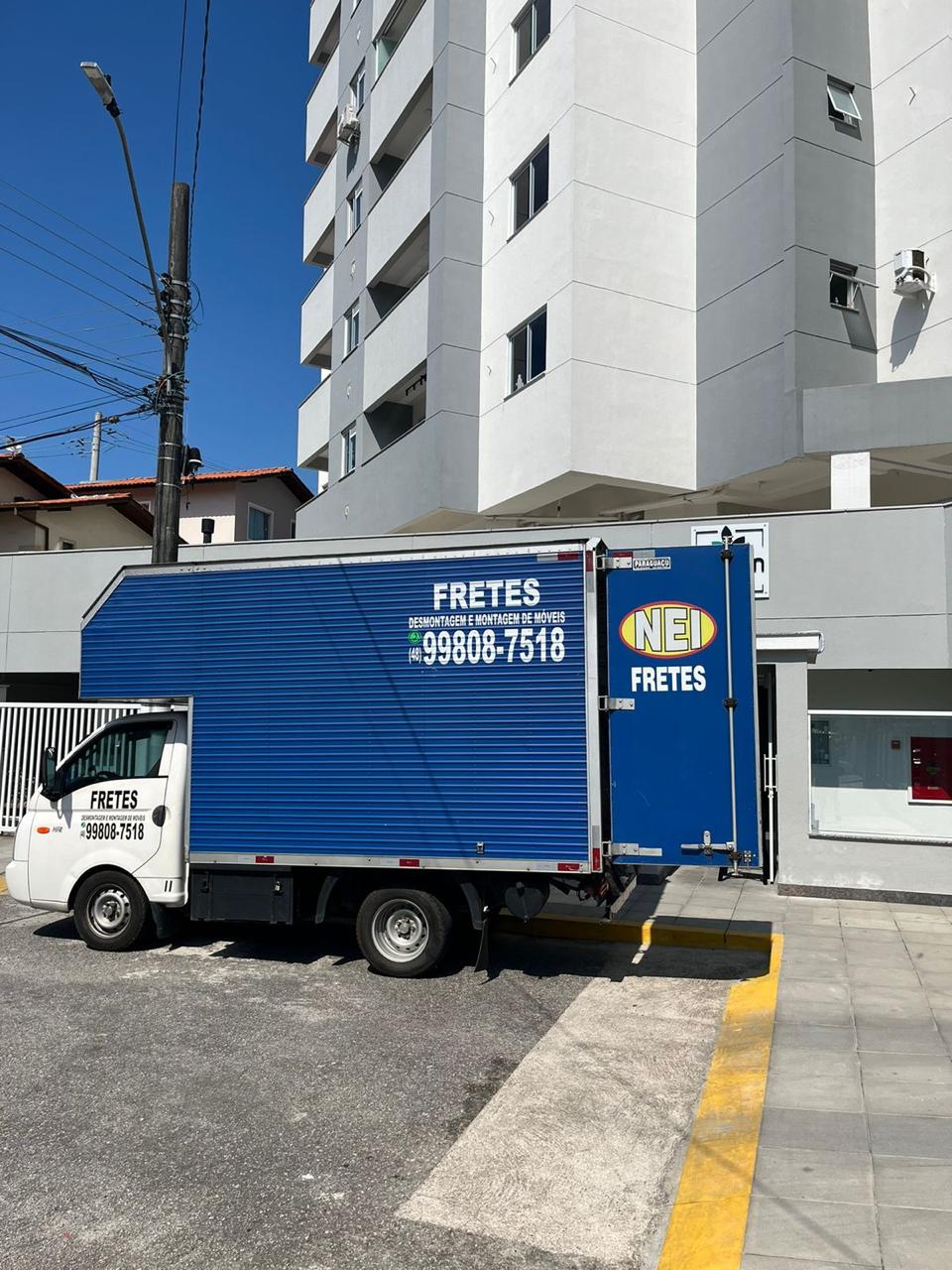Profissional realizando montagem de móveis com ferramentas adequadas em Florianópolis